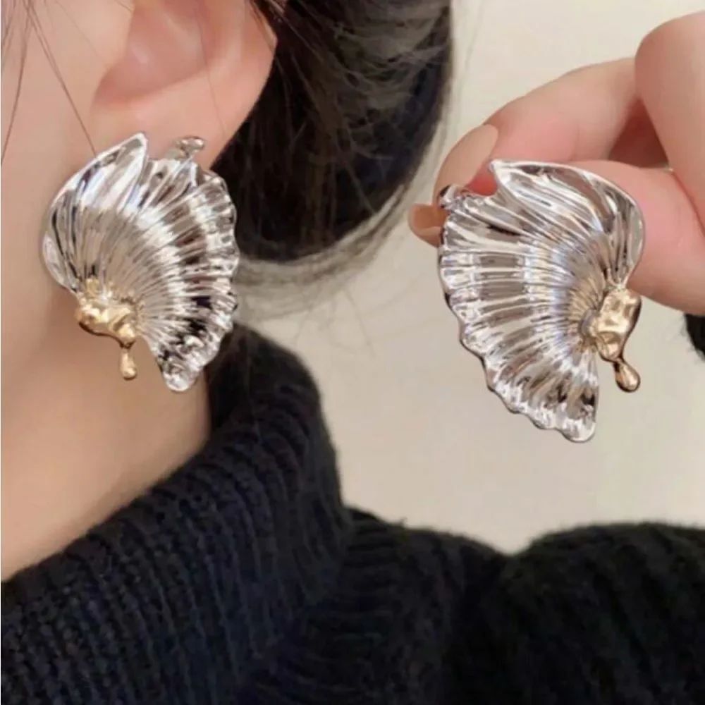 Elegant Silver andโGold Leaf Earrings R320